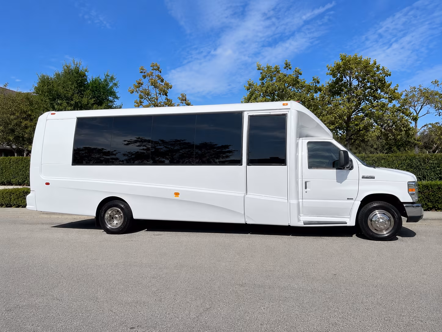 corporate airport transfer buses to and from detroit metro