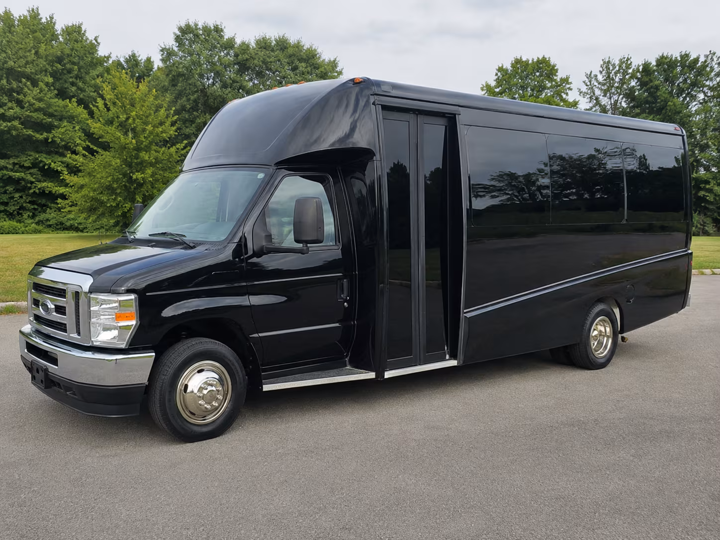 rent a bus in st clair shores for pre prom photos and dinner stops